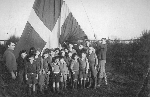 Los niños españoles de Dinamarca - En Hasmark izando bandera