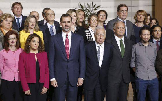 octubre de 2015. Visita de Felipe Borbón a Estrasburgo. Foto con los diputados españoles (los que aceptaron tal iniciativa). En la práctica una foto de los apoyos políticos del régimen.