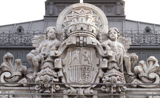 Escudo republicano que se conserva en la fachada del Banco de España en Madrid. / JAIME VILLANUEVA